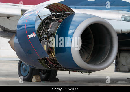 Nahaufnahme eines CFM International CFM56-7B Turbofan Jet Engine auf einem Boeing737-700 Passagierflugzeug, mit Gondel öffnen für die Inspektion Stockfoto