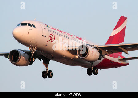 Nahaufnahme eines Air Mauritius Airbus A319 Airliner auf Ansatz bei Sonnenuntergang Stockfoto