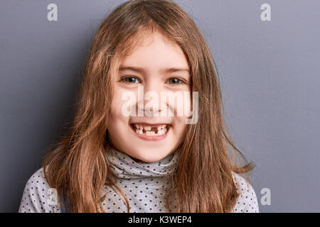 Studio Portrait von lächelnden Mädchen. Nahaufnahme, Porträt der hübsche kleine lächelnde Mädchen. Kinder Ausdrücke des Glücks. Stockfoto