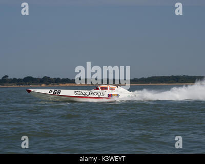 Vintage Drehmoment Schnellboot auf dem Wasser Solent Sieger Power Boat Race Cowes Cowes Poole 2017 Fahrer Frank Rose und Vahid Ganjavian 69 Stockfoto