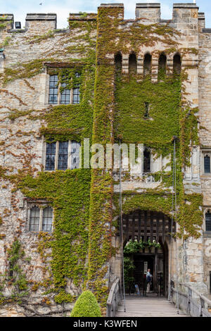 Schloss aus 1270, mit Tudor Kunstwerke und üppige Ausstattung, plus Garten und Wasser Labyrinth Stockfoto