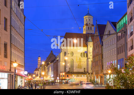 Street Maximilianstraße, Kirche St. Ulrich und Afra, Kirche St. Moritz (vorne), Augsburg, Schwaben, Schwaben, Bayern, Bayern, Deutschland Stockfoto