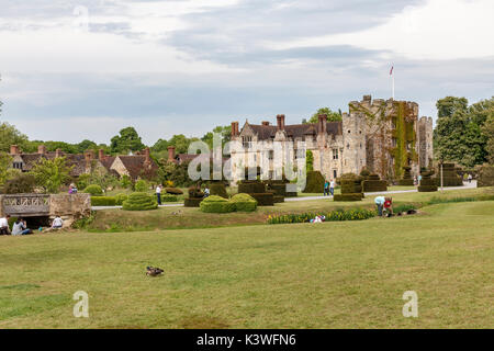 Schloss aus 1270, mit Tudor Kunstwerke und üppige Ausstattung, plus Garten und Wasser Labyrinth Stockfoto