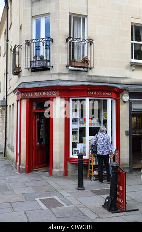 Außenansicht des Buchladens Bath Old Books in Margaret's Buildings, City of Bath, Somerset, England, Großbritannien Stockfoto