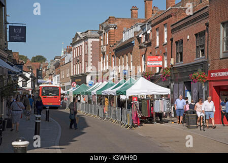 Winchester, Hampshire UK. Belebten Stadtzentrum am Markttag auf der unteren Hauptstraße. August 2017 Stockfoto