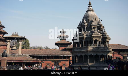 Krishna Tempel und Taleju Glocke in Patan. Es ist der wichtigste Tempel, Steinmetzarbeiten entlang der Bohne über der ersten und zweiten Etage Pille in 2012 Stockfoto