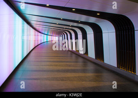 Das Licht Tunnel, der U-Bahnstation King's Cross, St Pancras International, London, Vereinigtes Königreich verbindet Stockfoto