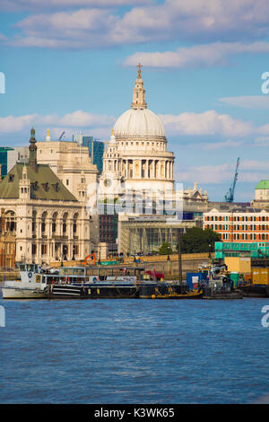 Die St Paul's Kathedrale gesehen aus über die Themse an der Southbank, London, Vereinigtes Königreich Stockfoto