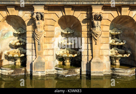 Brunnen im Berninistil unterhalb der Wasserterrasse am Blenheim Place, England Stockfoto