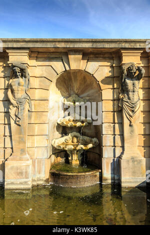 Brunnen im Berninistil unterhalb der Wasserterrasse am Blenheim Place, England Stockfoto