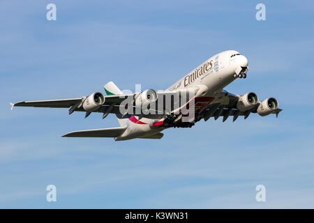 AMSTERDAM - SCHIPHOL - 16.Februar 2016: Emirates Airline Airbus A380 Flugzeug aus Amsterdam-Schiphol Flughafen. Stockfoto