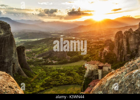 Sonnenuntergang über Meteora im Pindos-gebirge, Griechenland Stockfoto