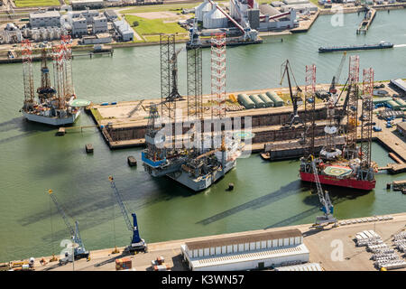 ROTTERDAM, die Niederlande - Rig Plattformen im Hafen von Rotterdam vertäut. Stockfoto