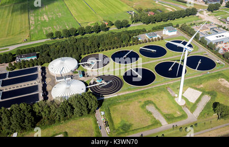 ROTTERDAM, die NETERLANDS - Luftaufnahme einer Wasseraufbereitungsanlage im Hafen von Rotterdam. Stockfoto