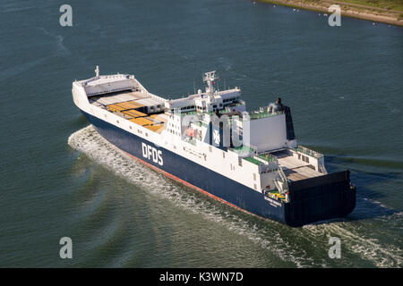 ROTTERDAM, die Niederlande - Sep 2, 2017: Ro-Ro-Frachter von DFDS Seaways verlassen den Hafen von Rotterdam in die Nordsee. Stockfoto