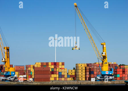 Antwerpen, Belgien - Apr 9, 2013: Hafen Portalkräne und Container im Hafen von Antwerpen. Stockfoto