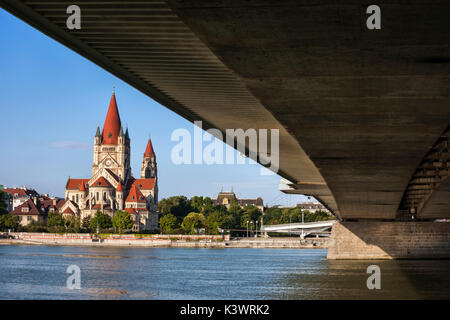 Österreich, Stadt Wien, unter der Kaiserlichen Brücke (Reichsbrucke) Ansicht des Hl. Franziskus von Assisi Kirche an der Donau Stockfoto