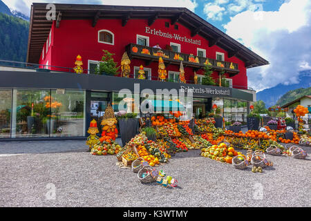 Farbenfrohe Kürbisse, pumkins und Squash außerhalb shjop in Oetz, Tirol, Österreich Stockfoto