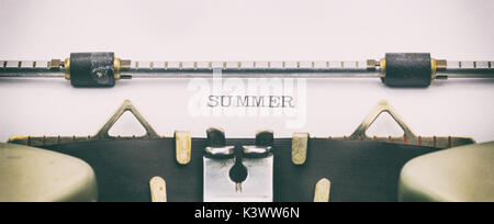 Close-up Wort Sommer auf Schreibmaschine Blatt Stockfoto