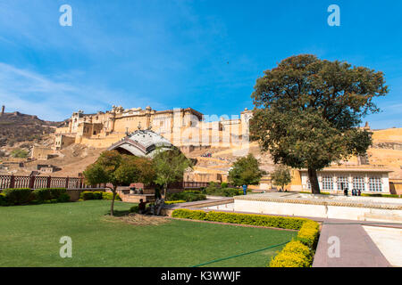 JAIPUR, Rajasthan, Indien - MÄRZ 10, 2016: Horizontale Bild der Vorgarten der Amber Fort, Jaipur, der rosafarbenen Stadt Indiens. Stockfoto