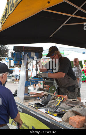 Ein Mann demo Produkte auf skaninge Marken Stockfoto