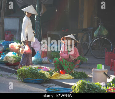 Saigon, Vietnam - Juni 2017: Frau Gemüse verkaufen auf Street Market, Saigon, Vietnam. Stockfoto