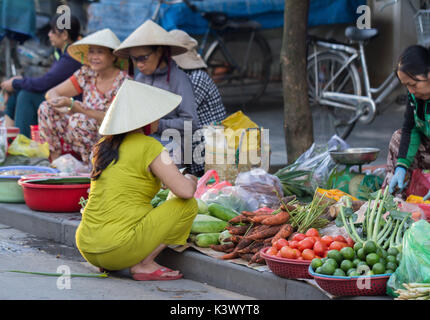 Saigon, Vietnam - Juni 2017: Frau Gemüse verkaufen auf Street Market, Saigon, Vietnam. Stockfoto