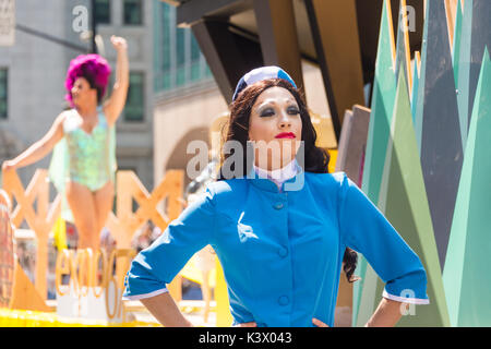 Montreal, Kanada - 20 August 2017: Stewardess, Drag Queen in Montreal Gay Pride Parade Stockfoto