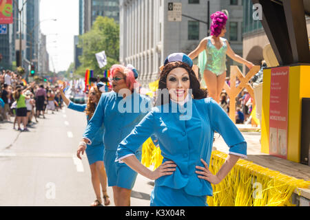 Montreal, Kanada - 20 August 2017: Stewardess, Drag Queen in Montreal Gay Pride Parade Stockfoto