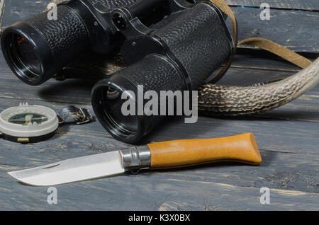 Zubehör für die Jagd. Es gibt ein Fernglas, ein Messer und ein Kompass. Die Jagd. Stockfoto