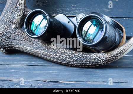 Fernglas und Hirsch Horn. Fernglas für Touristen und Jäger. Kompass für Touristen. Stockfoto