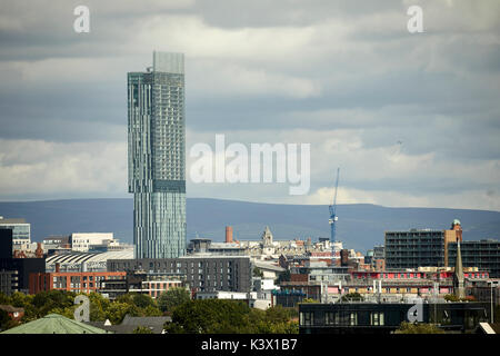 Manchester City Centre skyline dominiert von Beetham Tower Hilton Hotel und luxuriöse Apartments und den Pennine Hills hinter Stockfoto