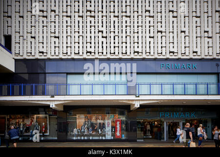 Wahrzeichen Stockport Stadtzentrum Cheshire in gtr Manchester St Merseyway Revier Mersey Square Einkaufszentrum Fußgängerzone Primark und Parkplatz Stockfoto