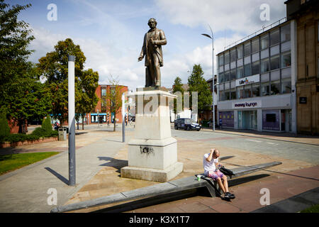 Wahrzeichen Stockport Stadtzentrum Cheshire in gtr Manchester. Handel Pionier Richard Cobden Statue in seinem neuen Zuhause auf dem Petersplatz Stockfoto