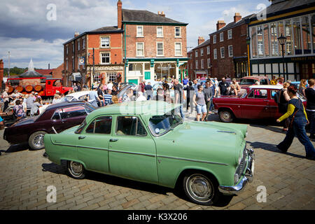 Wahrzeichen Stockport Stadtzentrum Cheshire in gtr Manchester St historischen Gebäuden rund um den Markt und besetzt Vintage Retro Car Show Stockfoto