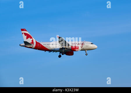 MONTREAL, KANADA - 28. AUGUST 2017: Landung C-GKOB Air Canada Rouge Airbus A 319. Stilisierte Air Canada rouge, ist der Urlaub und Freizeit airline Subventio Stockfoto