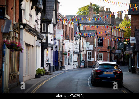 Lokale Hight Street in wohlhabenden Knutsford in Cheshire, erfolgreiche lokale unabhängige Einzelhändler, Pubs und Restaurants in der King Street Stockfoto