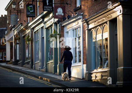 Lokale Hight Street in wohlhabenden Knutsford in Cheshire, erfolgreichen lokalen, unabhängigen Einzelhändlern auf Minshull Straße Stockfoto