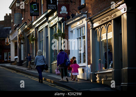 Lokale Hight Street in wohlhabenden Knutsford in Cheshire, erfolgreichen lokalen, unabhängigen Einzelhändlern auf Minshull Straße Stockfoto