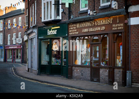 Lokale Hight Street in wohlhabenden Knutsford in Cheshire, erfolgreichen lokalen, unabhängigen Einzelhändlern auf Prinzessin St zusammen mit weltweit führenden Marken. Stockfoto