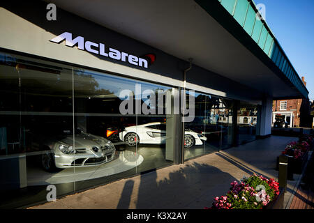 Lokale Hight Street in wohlhabenden Knutsford in Cheshire, McLaren Autohaus Stockfoto