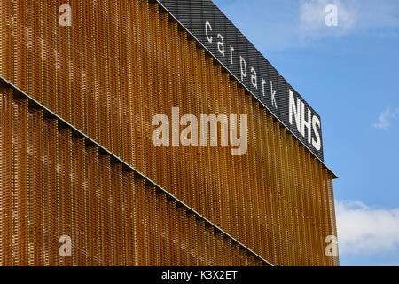 Ein modernes Parkhaus Central Manchester University Hospitals NHS Foundation Trust Wilmslow Road South Manchester Stockfoto