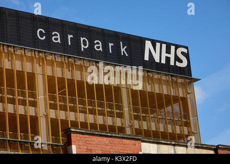 Ein modernes Parkhaus Central Manchester University Hospitals NHS Foundation Trust Wilmslow Road South Manchester Stockfoto