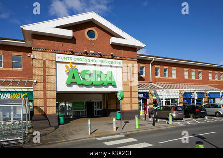 Asda bei Hunts Cross Einkaufszentrum, einem Vorort von Liverpool, England Stockfoto