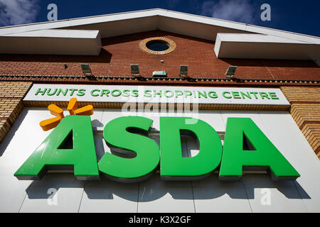 Asda bei Hunts Cross Einkaufszentrum, einem Vorort von Liverpool, England Stockfoto