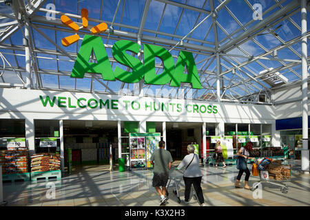 Asda bei Hunts Cross Einkaufszentrum, einem Vorort von Liverpool, England Stockfoto