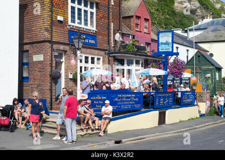 Die Dolphin Inn, Hastings, East Sussex, an einem heißen Sommertag. Stockfoto