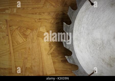 Kreissäge mit vagen Holz Hintergrund Stockfoto