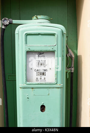 Grün lackierten gilbarco Kalk-kohlensäure-Meter Gas Pumpe in Llandudno Wales UK Stockfoto