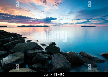 Schönen Sonnenuntergang in Kota Kinabalu Strand, Tanjung Lipat in Sabah Borneo, Malaysia. Stockfoto